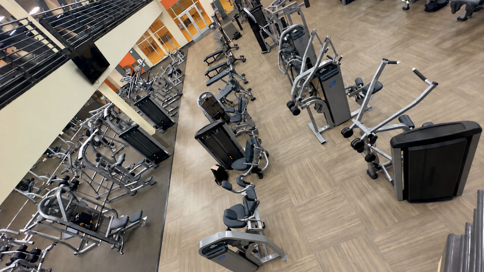 Center of the floor: benches and lever machines